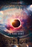 Coś w spłachetku ziemi / Something in the Dirt (2022) [PL BDRip 480p x264-LTN] [Lektor PL] [avi]  [FIONA9]